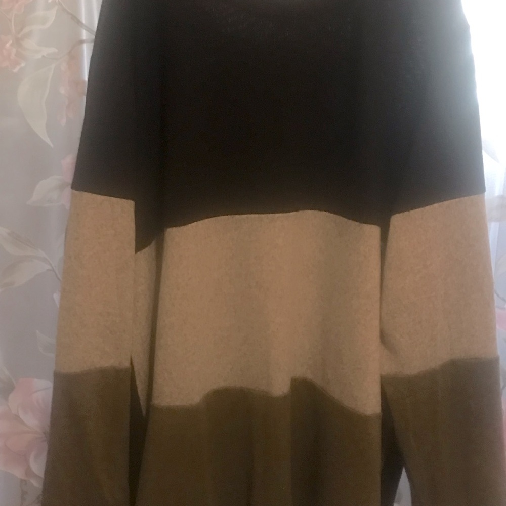 SHEIN curve tunic never worn size 4x. Lovely soft fabric black,grey,olive